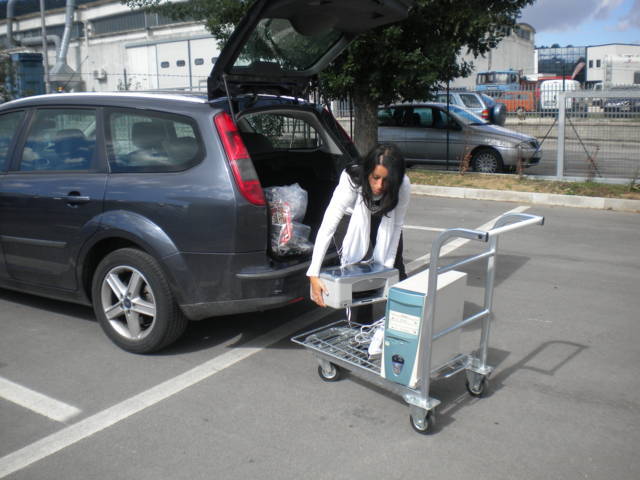 depositare i rifiuti riciclabili nel carrello